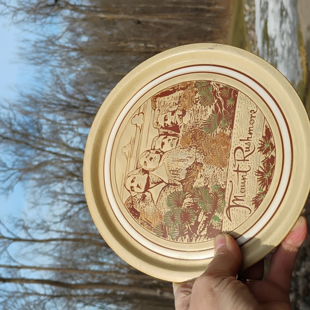 POTTERY Mount Rushmore Vintage Souvenir Plate Artist Pottery RARE Colors